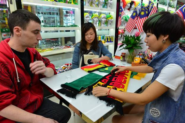 Un homme d'affaires fran?ais achète des accessoires pour la Coupe du Monde à venir au Brésil, mardi à la Cité du Commerce International d'Yiwu, dans la Province du Zhejiang, dans l'Est de la Chine. Les statistiques du bureau des douanes d'Yiwu montrent que les articles de sport expédiés au Brésil se sont montés à 1,25 million de Dollars US au premier trimestre, en hausse de 41,7% par rapport à la même période un an plus t?t. Les exportations totales de la municipalité se sont élevées à 64,2 millions de Dollars US pour la même période, en hausse de 15,8% d'une année sur l'autre.