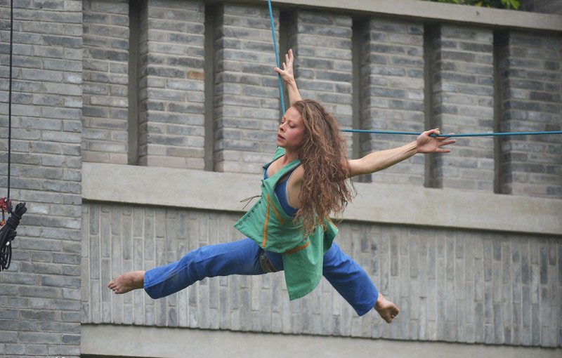 Ce gros plan, donnant l'illusion d'un mouvement figé d'un danseur lors d'une prestation unique dans la ville de Chongqing, le 9 mai 2014. 