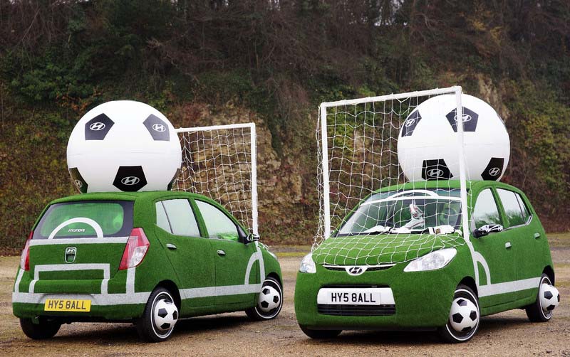 Hyundai a créé deux i10s très spéciales pour un film, dans le cadre d'une campagne de promotion de la Coupe du Monde de la FIFA 2010, le 24 mai 2010. Ces voitures uniques étaient recouvertes de gazon artificiel, avec les lignes du terrain, des rétroviseurs en forme de chaussure de football et un but haut de 1,5 mètre sur le toit.